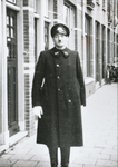 863813 Portret van de Utrechtse politieagent Van Eek (?), vermoedelijk tijdens een surveillance in Wijk C te Utrecht.